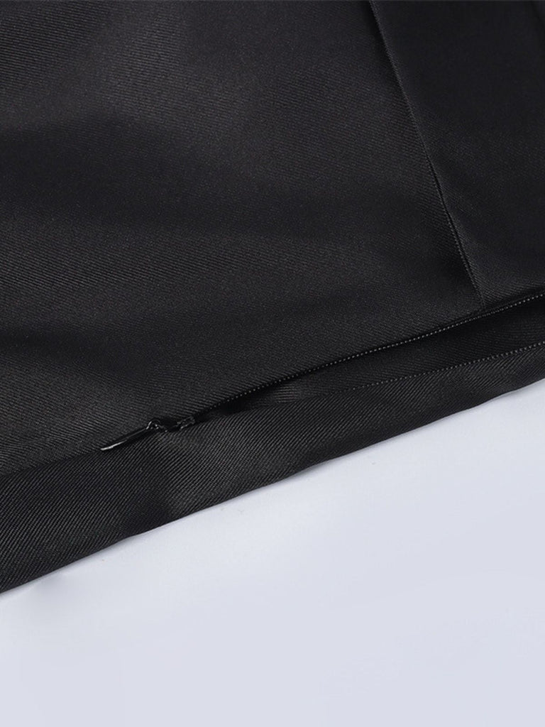 Robe noire style nonne avec collier croisé des années 1940