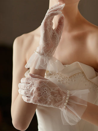 Gants en mousseline de soie et dentelle cousus avec perles