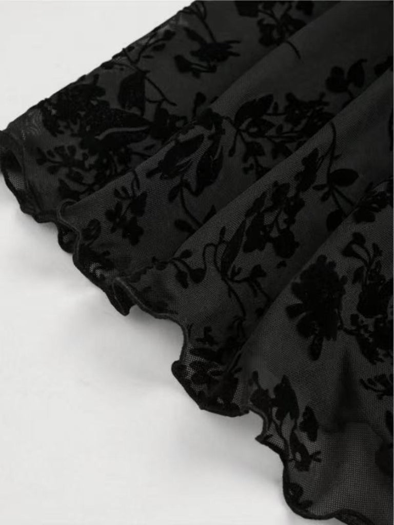 Robe vin rouge en dentelle florale manches évasées des années 1950