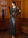 Robe longue à sequins dorés col en V et pompons années 1920