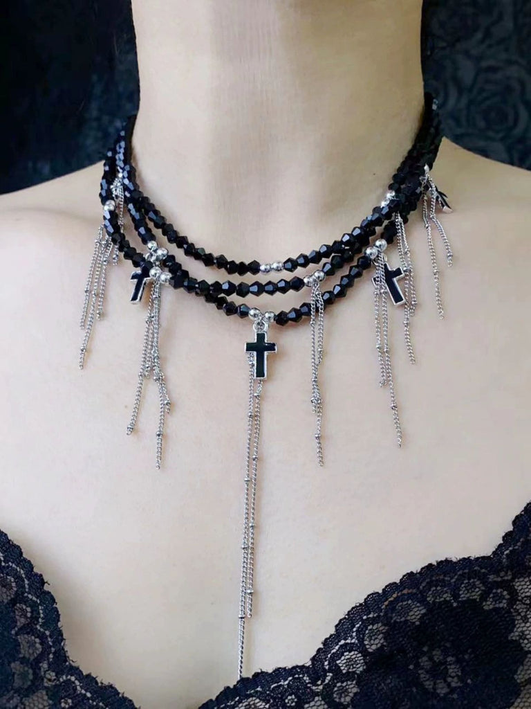 Collier de perles superposées à breloques en croix à franges gothiques