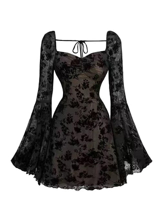 Robe noire en dentelle florale manches évasées des années 1950