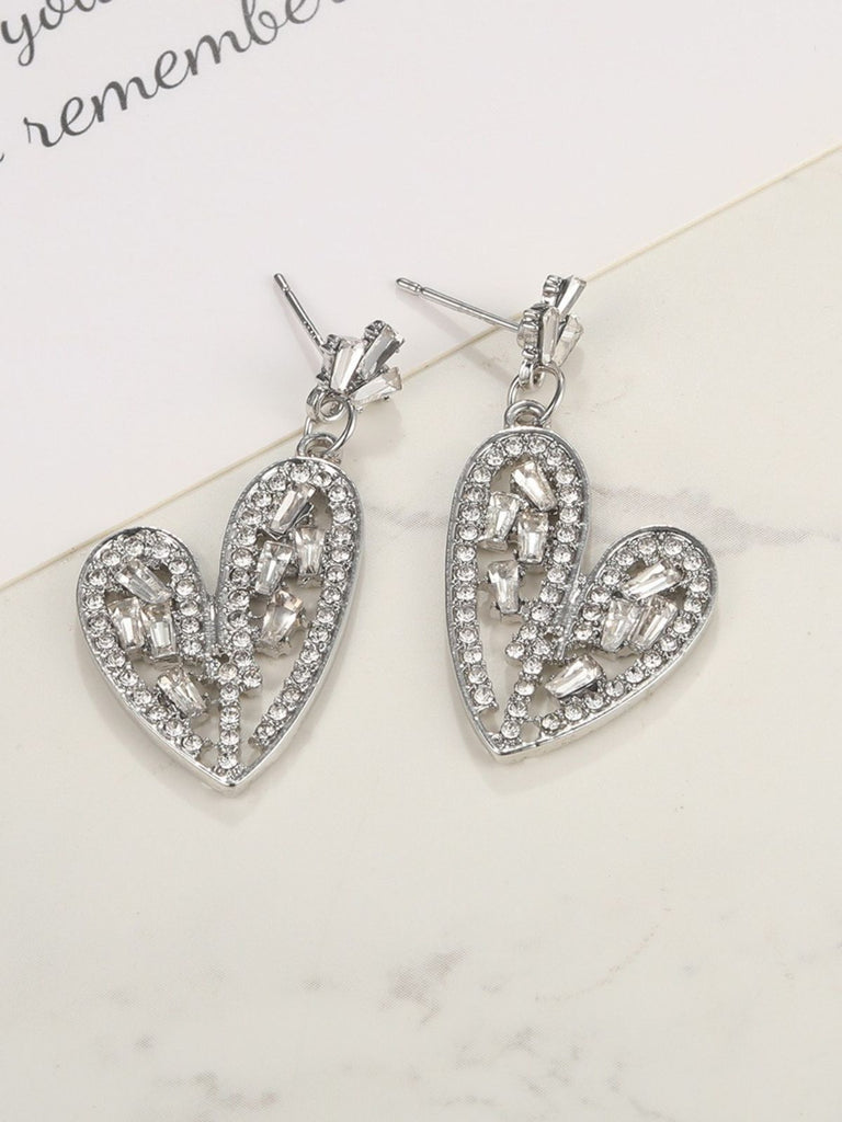Boucles d'oreilles en forme de cœur argentées ornées de cristaux