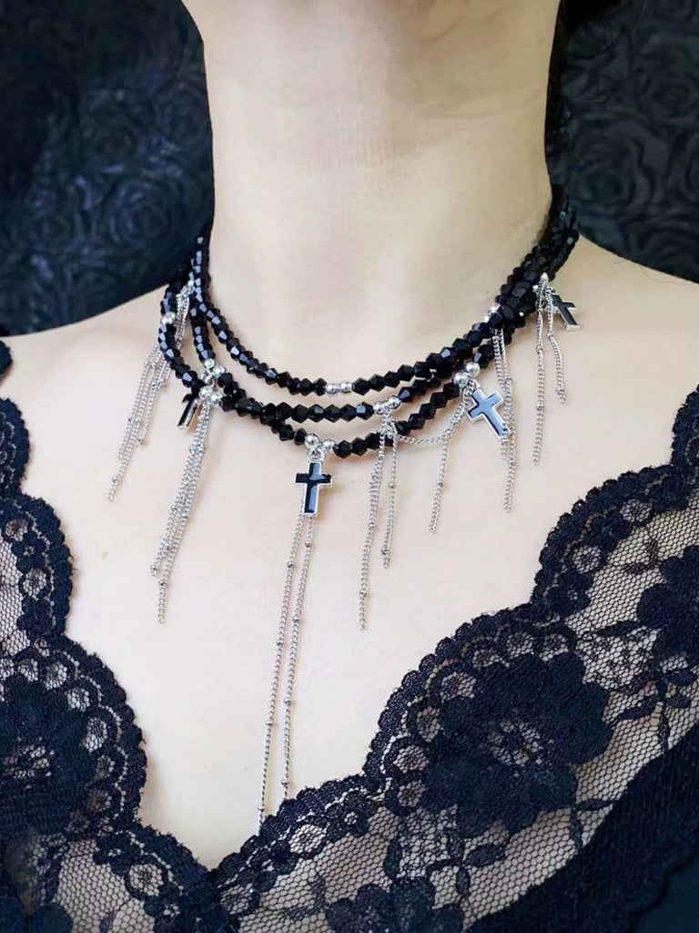 Collier de perles superposées à breloques en croix à franges gothiques