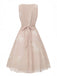 Robe rose sans manches à col V et ceinture florale années 1940