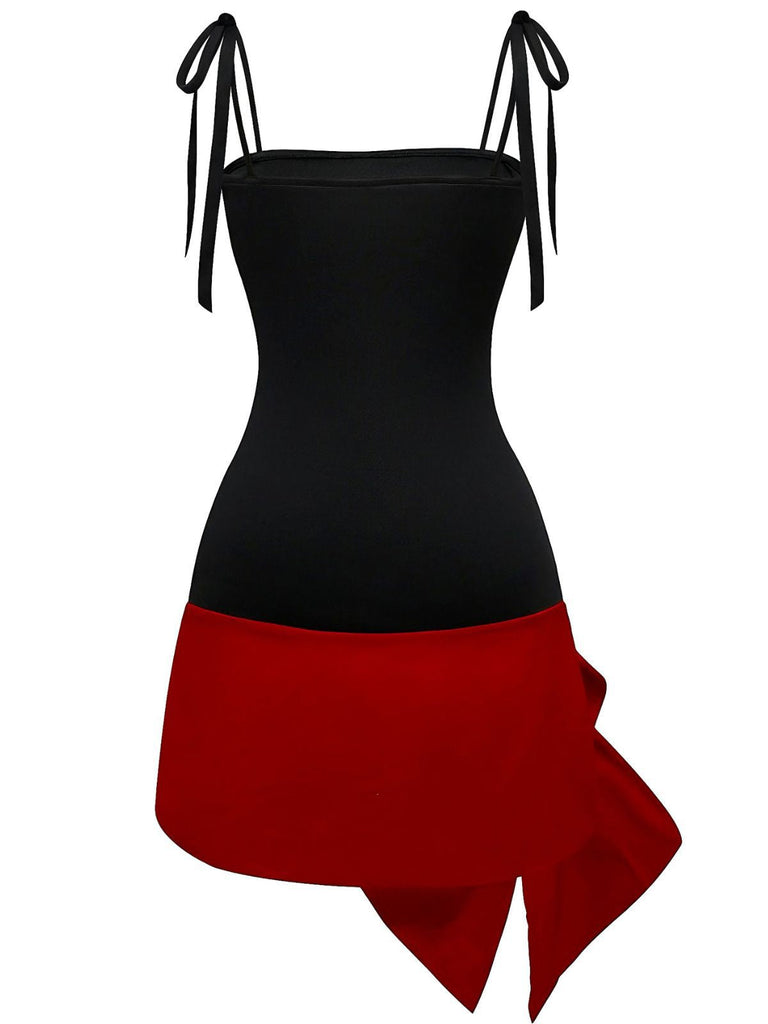 Robe noire à col carré et nœud papillon rouge années 60