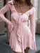 Robe rose col en V et manches évasées volants années 60