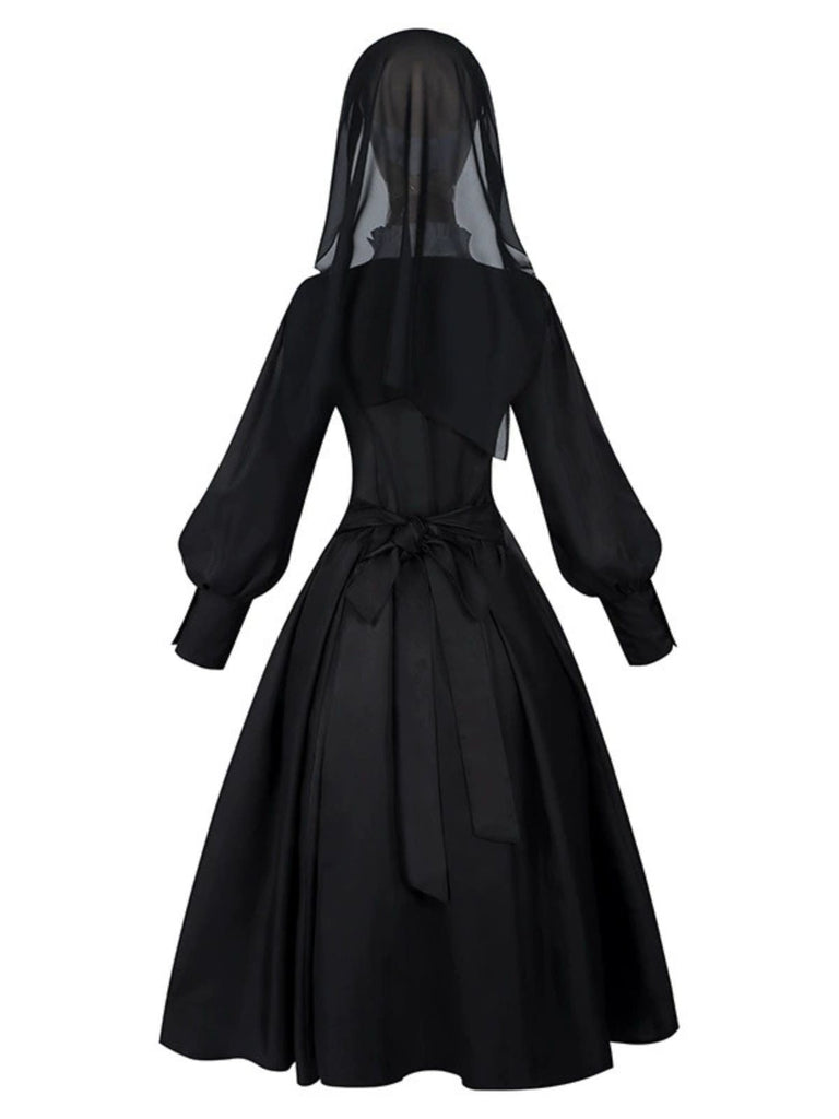 Robe noire style nonne avec collier croisé des années 1940