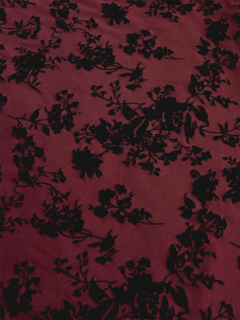 Robe noire en dentelle florale manches évasées des années 1950