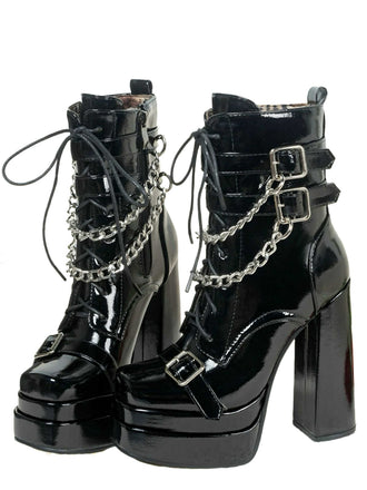 Bottes gothiques talons hauts vernis noir et ornées de chaînes