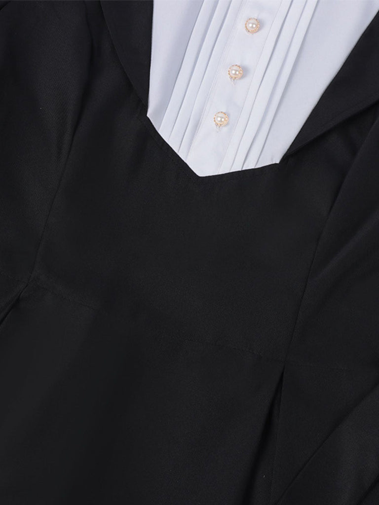 Robe noire style nonne avec collier croisé des années 1940