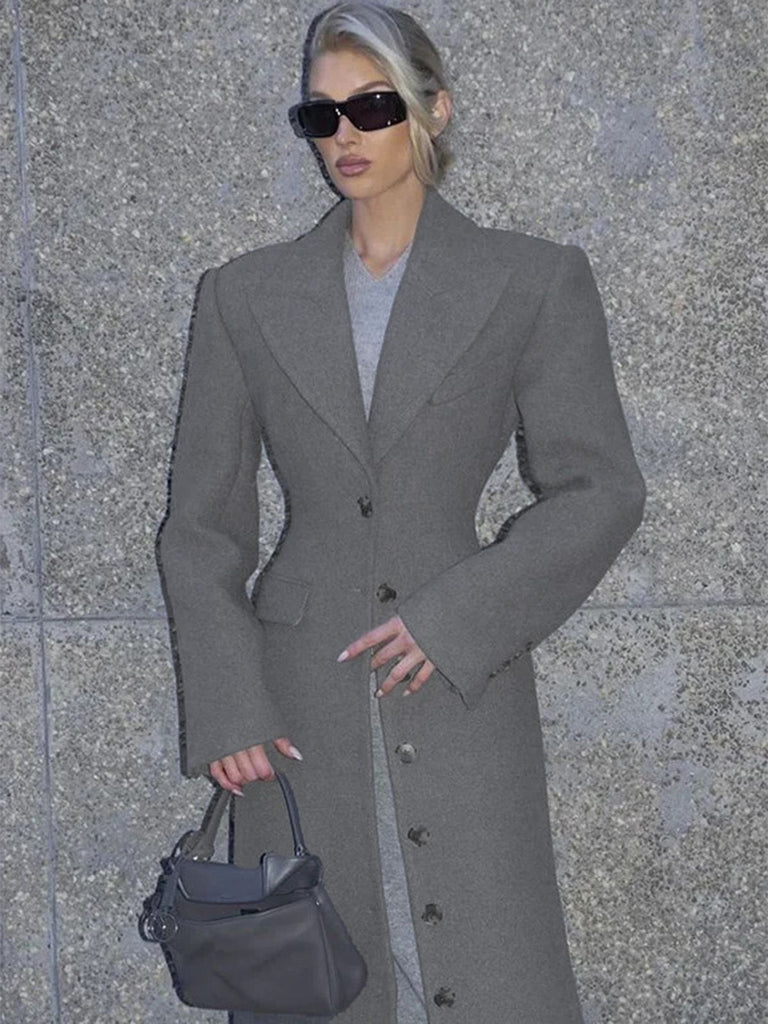 Manteau longue rouge vin à boutons col revers unis des années 1930