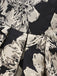 Robe noire à fleurs en jacquard avec ceinture années 1950