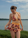 Ensemble bikini rose à imprimé floral à nouer sur le devant et à volants années 1960