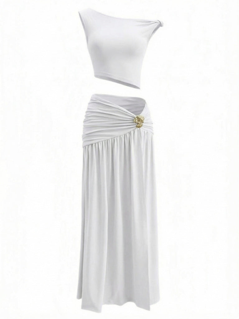 Ensemble haut blanc et jupe longue sur fond blanc