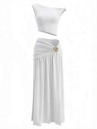Ensemble haut blanc et jupe longue sur fond blanc
