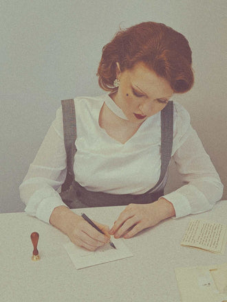 Chemisier à manches bouffantes satin et pantalon bretelles à carreaux années 1940