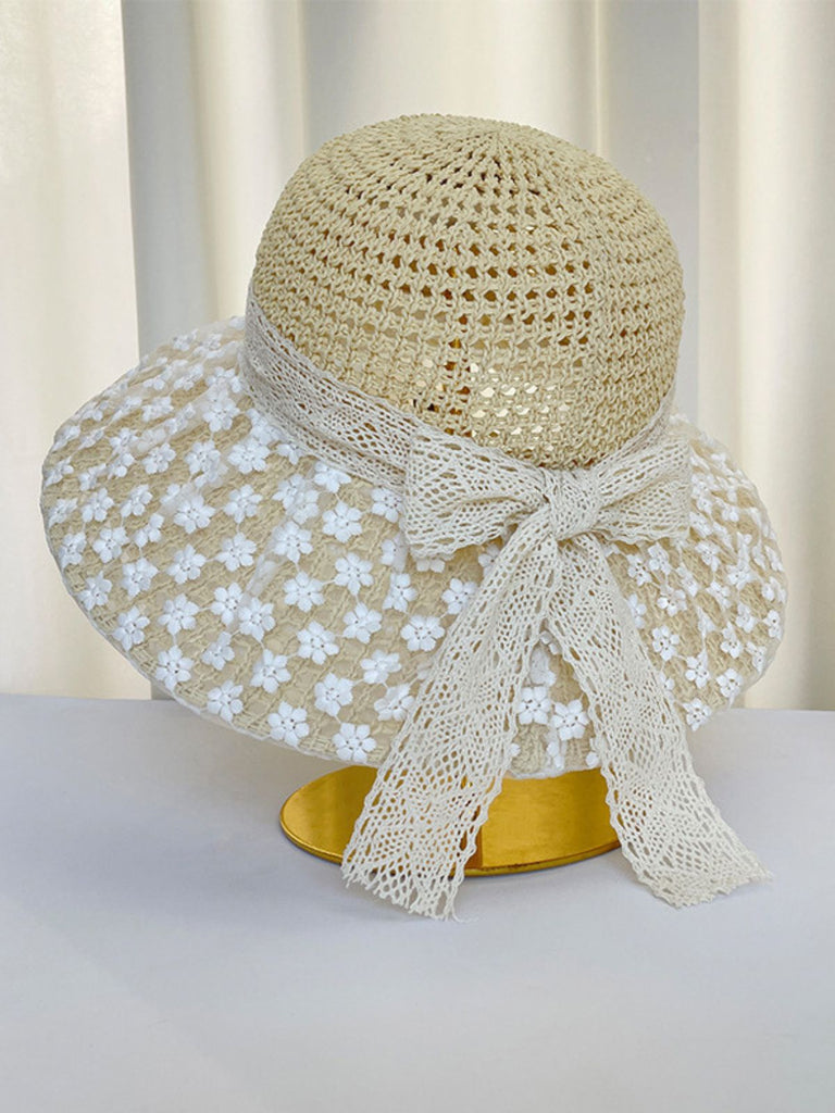 Chapeau de soleil beige orné de dentelle florale blanche sur fond blanc