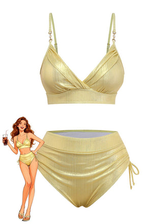 Un ensemble bikini métallisé doré scintillant, composé d'un bas taille haute et d'un haut triangle, orné d'une illustration rétro.