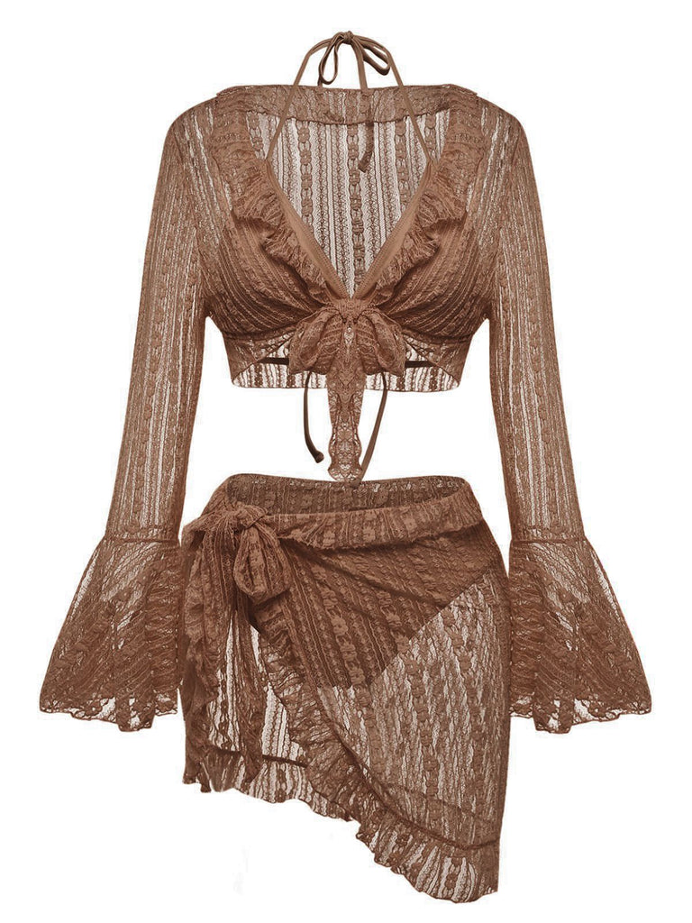 Un ensemble bikini 3 pièces avec un paréo en dentelle à manches cloche d'un riche brun chocolat.
