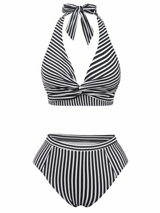 Ensemble bikini à rayures noires et blanches sur fond blanc