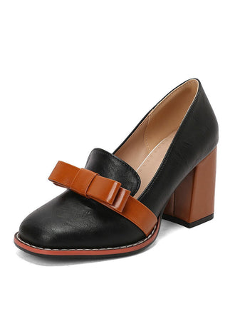 Chaussure noire à bride marron sur fond blanc