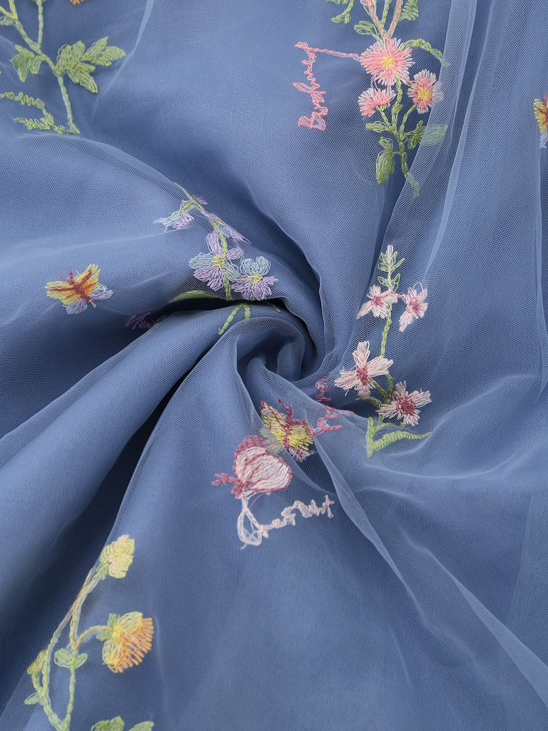 Robe à manches longues en maille brodée de fleurs bleues 1930s