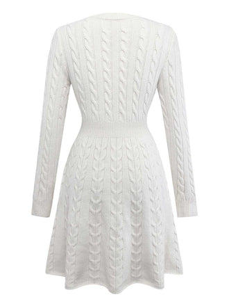 Robe pull blanche en tricot à nœud décoratif des années 1970