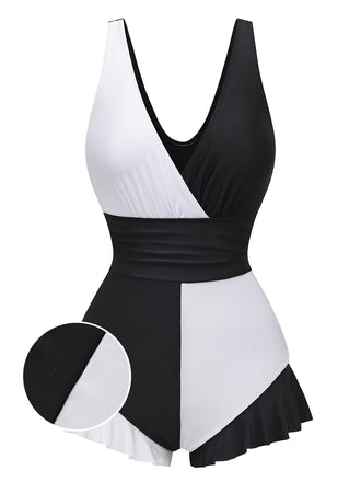 Maillot de bain une pièce blanc à volants, vue de face, pour un style élégant à la plage et au bord de la piscine