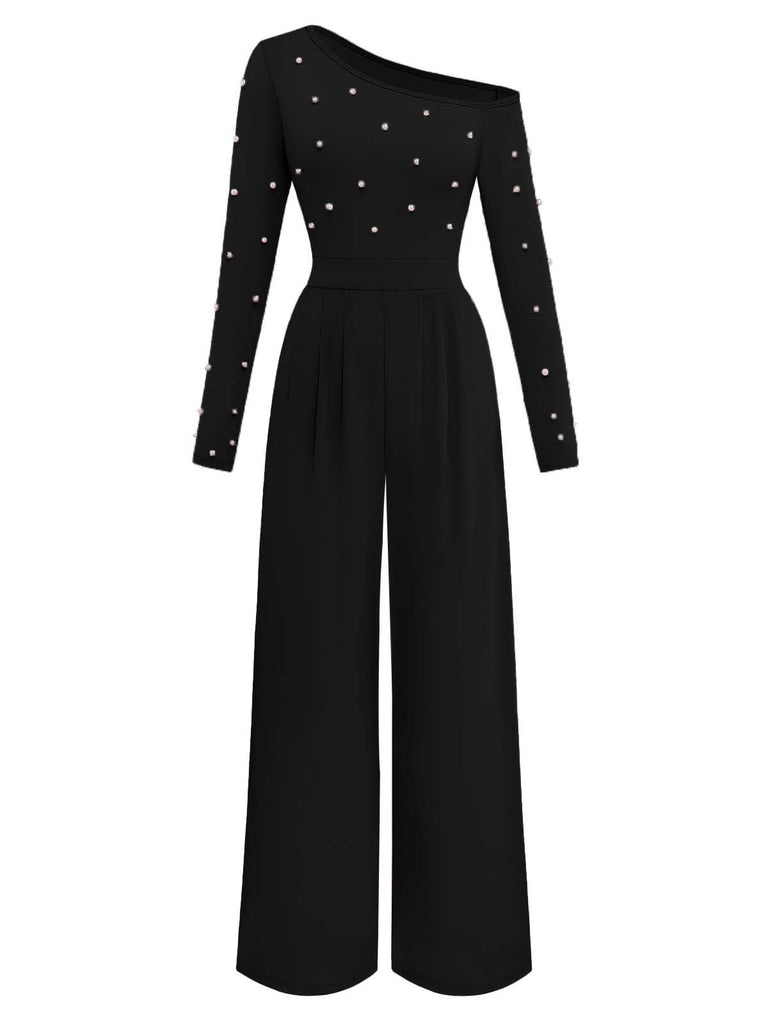 Combinaison noire ornée de perles sur fond blanc