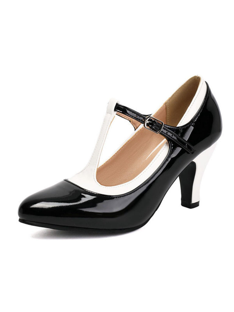 Chaussure à talon haut en cuir verni noir avec semelle intérieure blanche sur fond blanc
