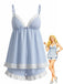 Un ensemble pyjama à rayures verticales bleu clair et blanches, composé d'un débardeur à col en V orné de dentelle ajourée et d'un short à volants assorti, présenté à côté d'une illustration pin-up de style rétro.