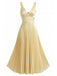 Une robe midi sophistiquée couleur or pâle, dotée d'un corsage sans manches à col en V orné de fronces et d'une jupe ample à plis accordéon.