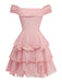 Robe rose à épaules dénudées avec volants superposés sur fond blanc