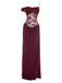 Vue de face en studio de la robe maxi bordeaux foncé, présentant le même motif de corsage en dentelle.