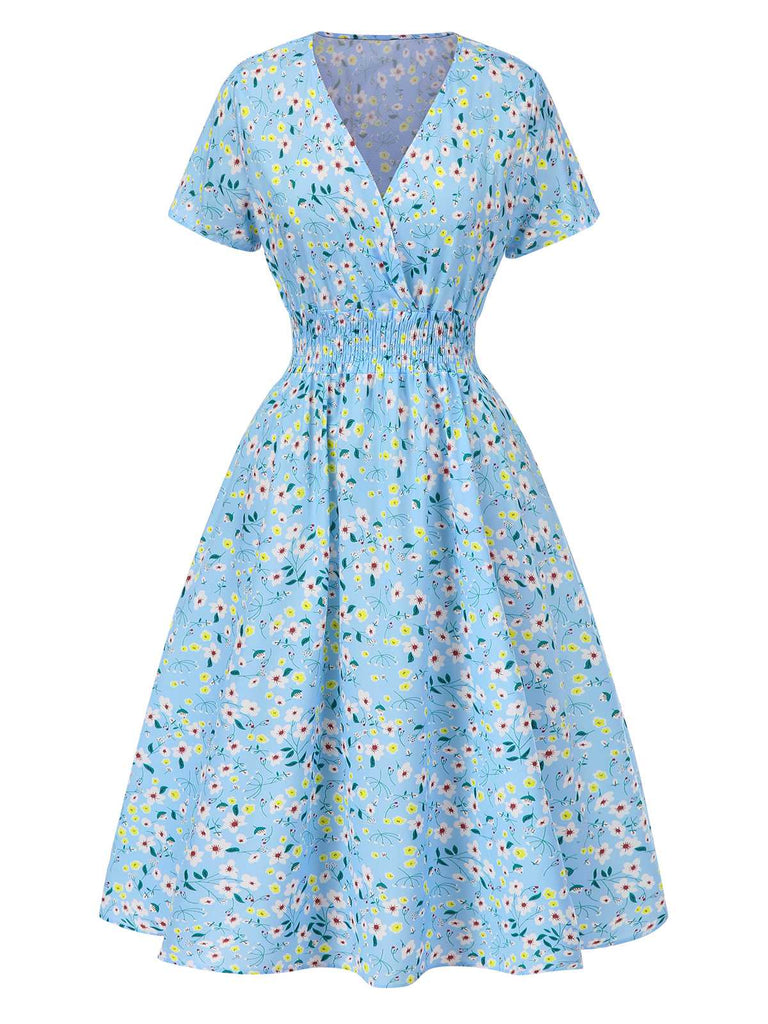 Robe trapèze bleu ciel à fleurs et col en V des années 1950