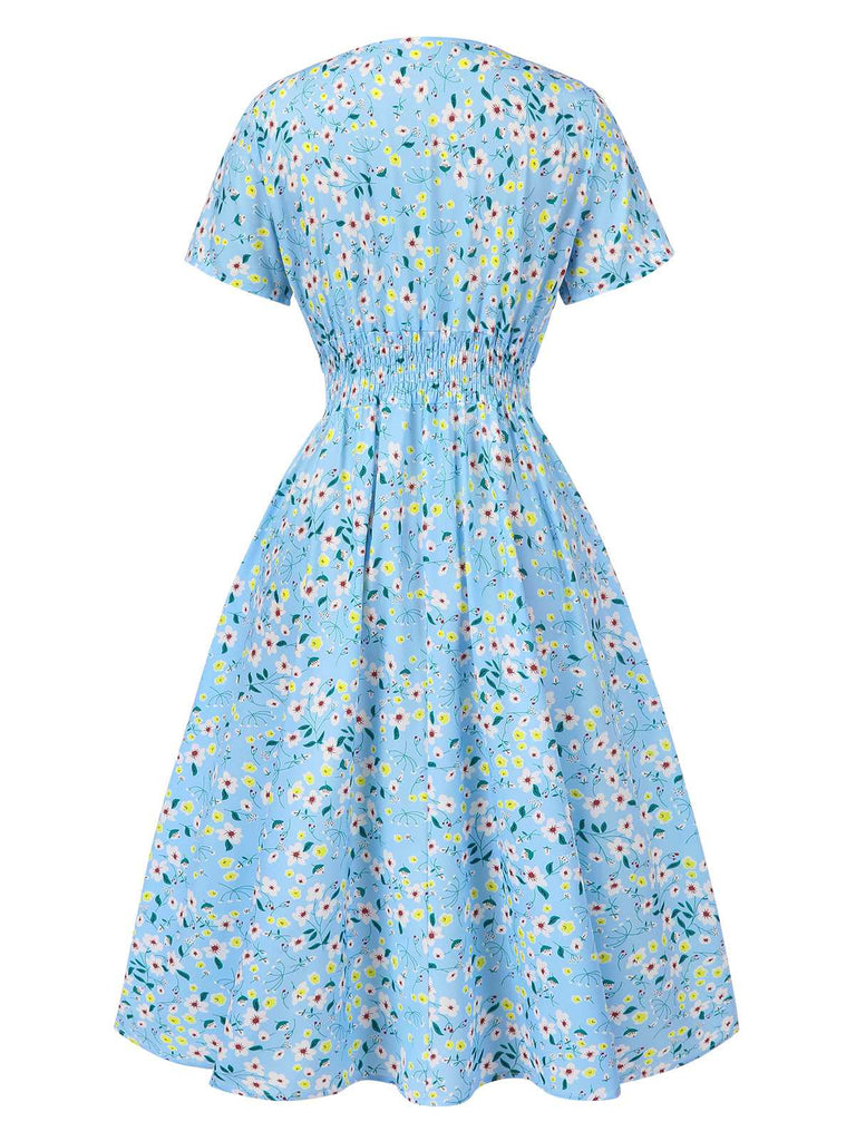 Robe trapèze bleu ciel à fleurs et col en V des années 1950