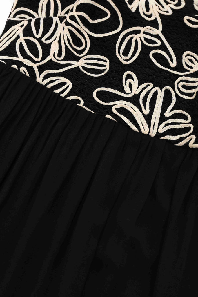 Robe noire à bretelles en nœud texturées et florales des années 1950
