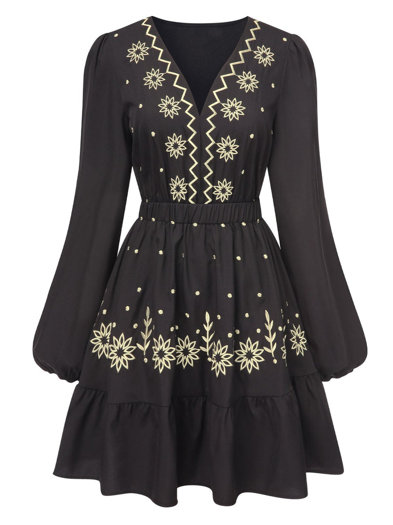 Robe noire à fleurs brodées et décolletée V profond années 1940