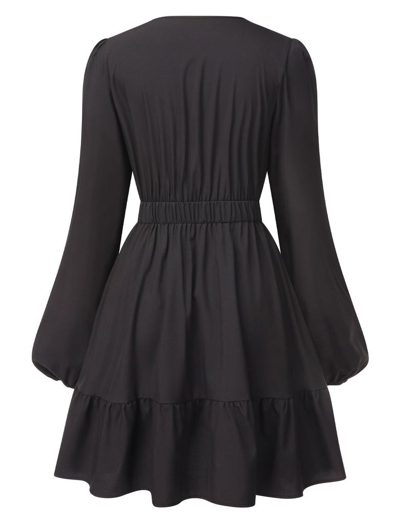 Robe noire à fleurs brodées et décolletée V profond années 1940