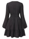 Robe noire à fleurs brodées et décolletée V profond années 1940