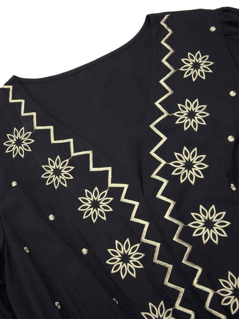 Robe noire à fleurs brodées et décolletée V profond années 1940