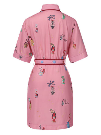 Robe rose à imprimé dessins animés col revers avec ceinture des années 1960