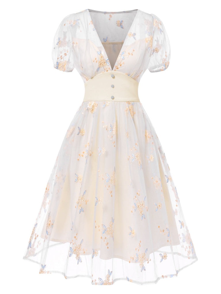 Robe blanche à fleurs brodées col V profond années 1950