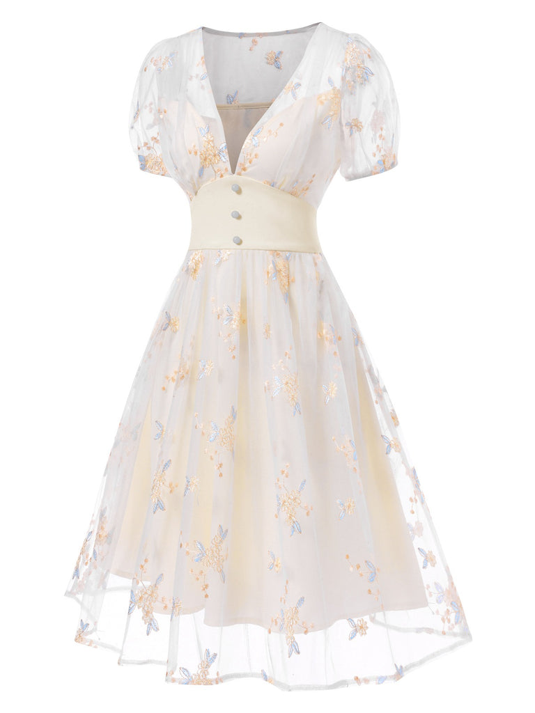 Robe blanche à fleurs brodées col V profond années 1950