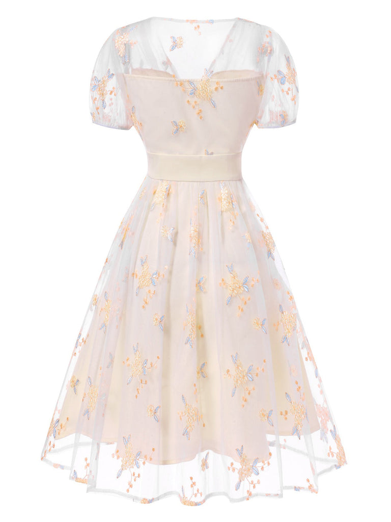 [Prévente] Robe blanche à fleurs brodées col V profond années 1950
