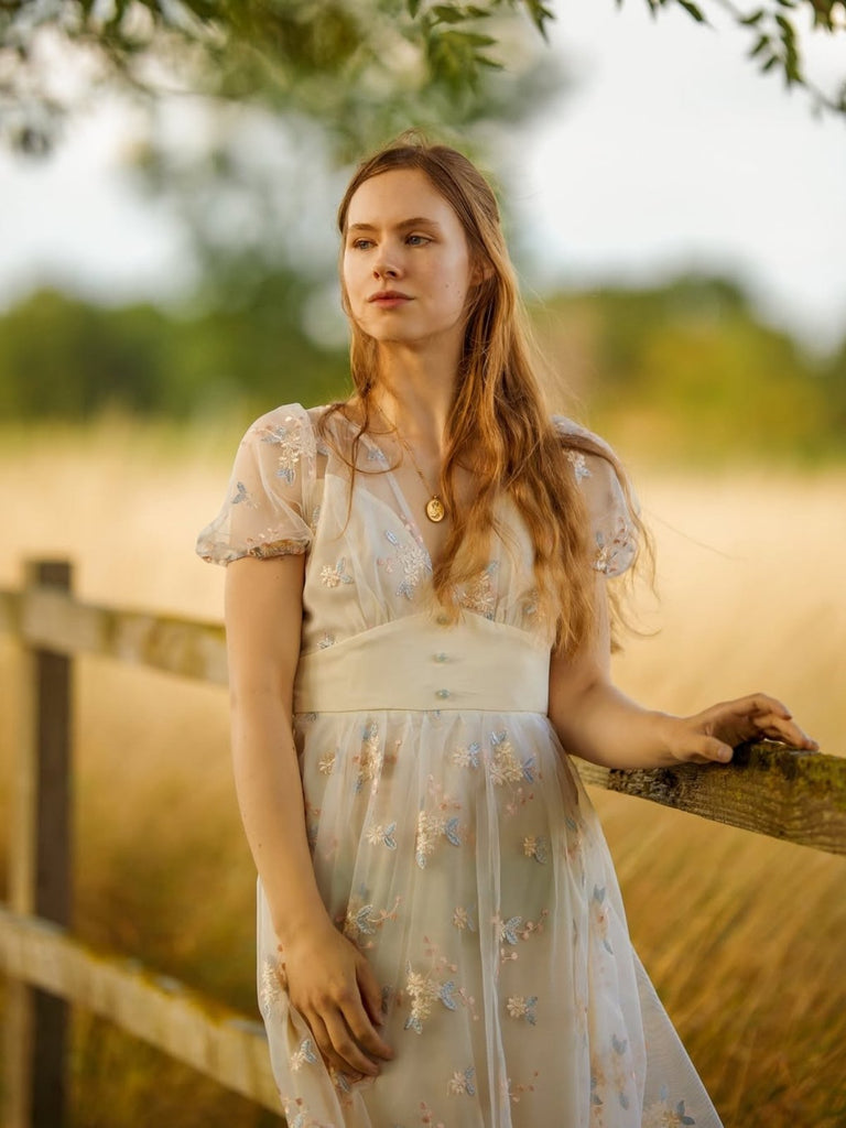 Robe blanche à fleurs brodées col V profond années 1950