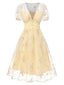 Robe blanche à fleurs brodées col V profond années 1950