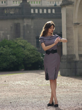Robe crayon grise à pois et col bateau des années 1960