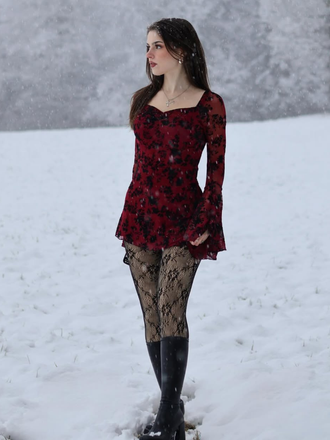Robe vin rouge en dentelle florale manches évasées années 1950